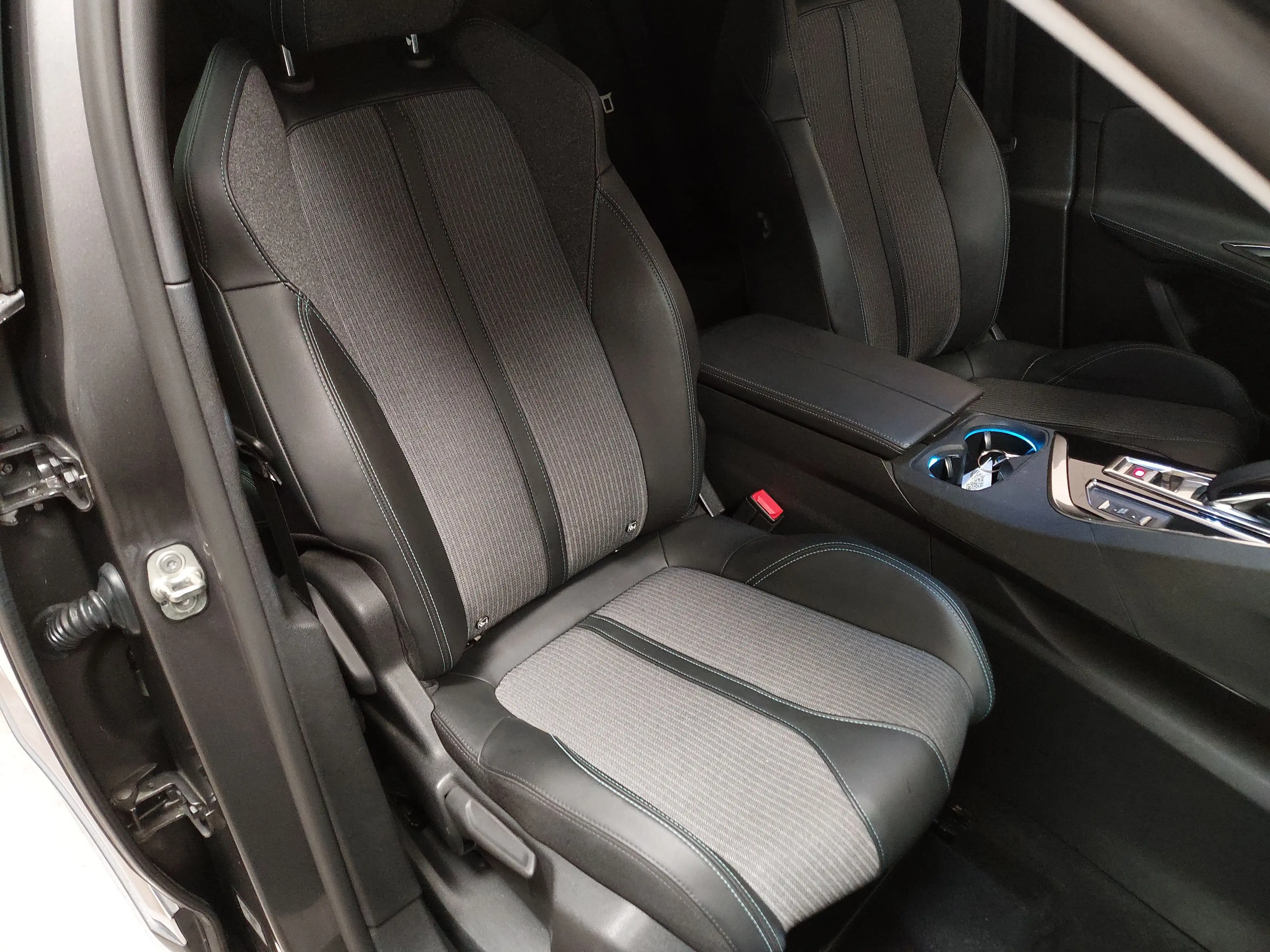 Peugeot 3008 Hybrid 225 T-Leder Navi LED — photo 10