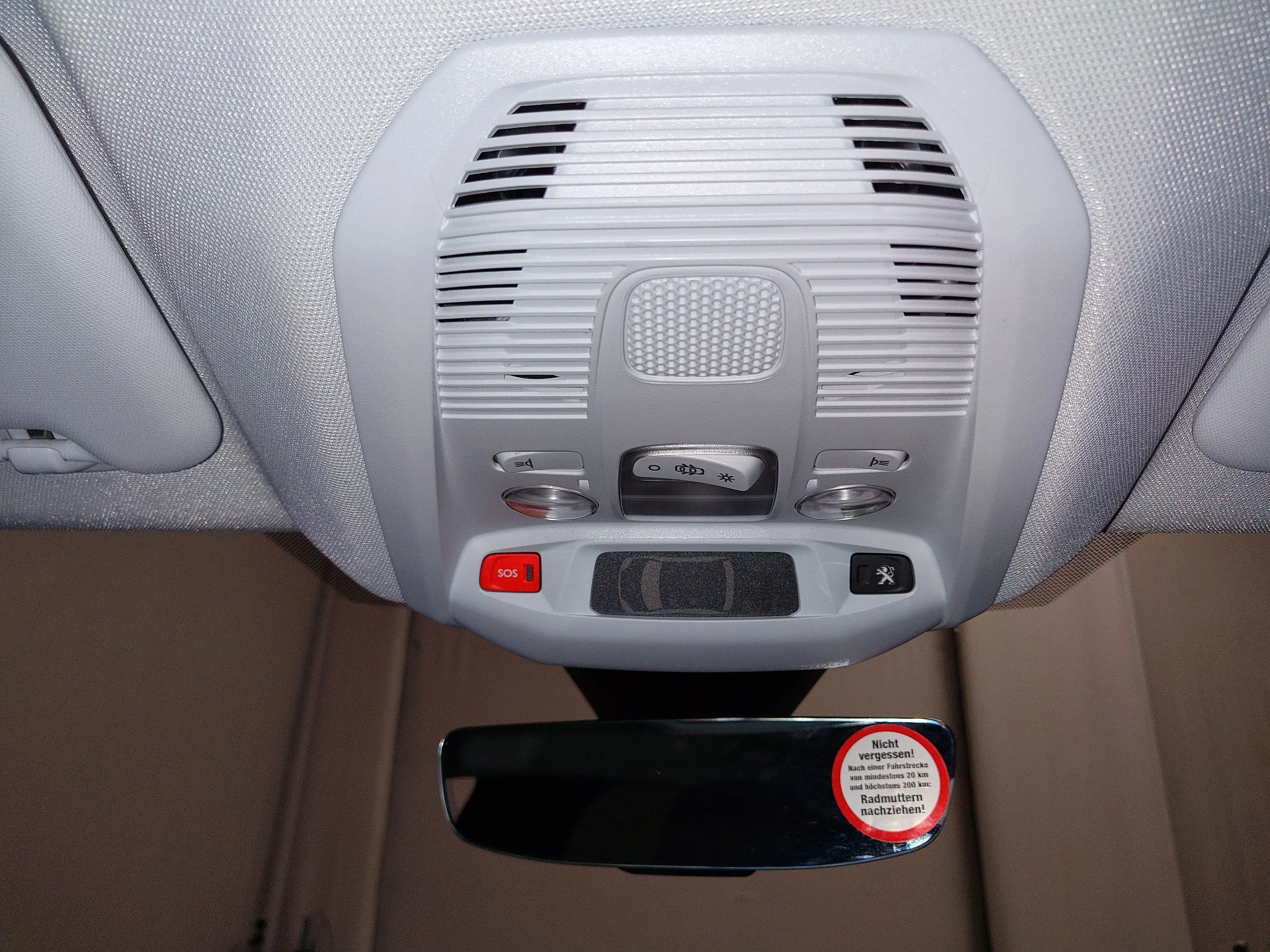 Peugeot 3008 Hybrid 225 T-Leder Navi LED — photo 13