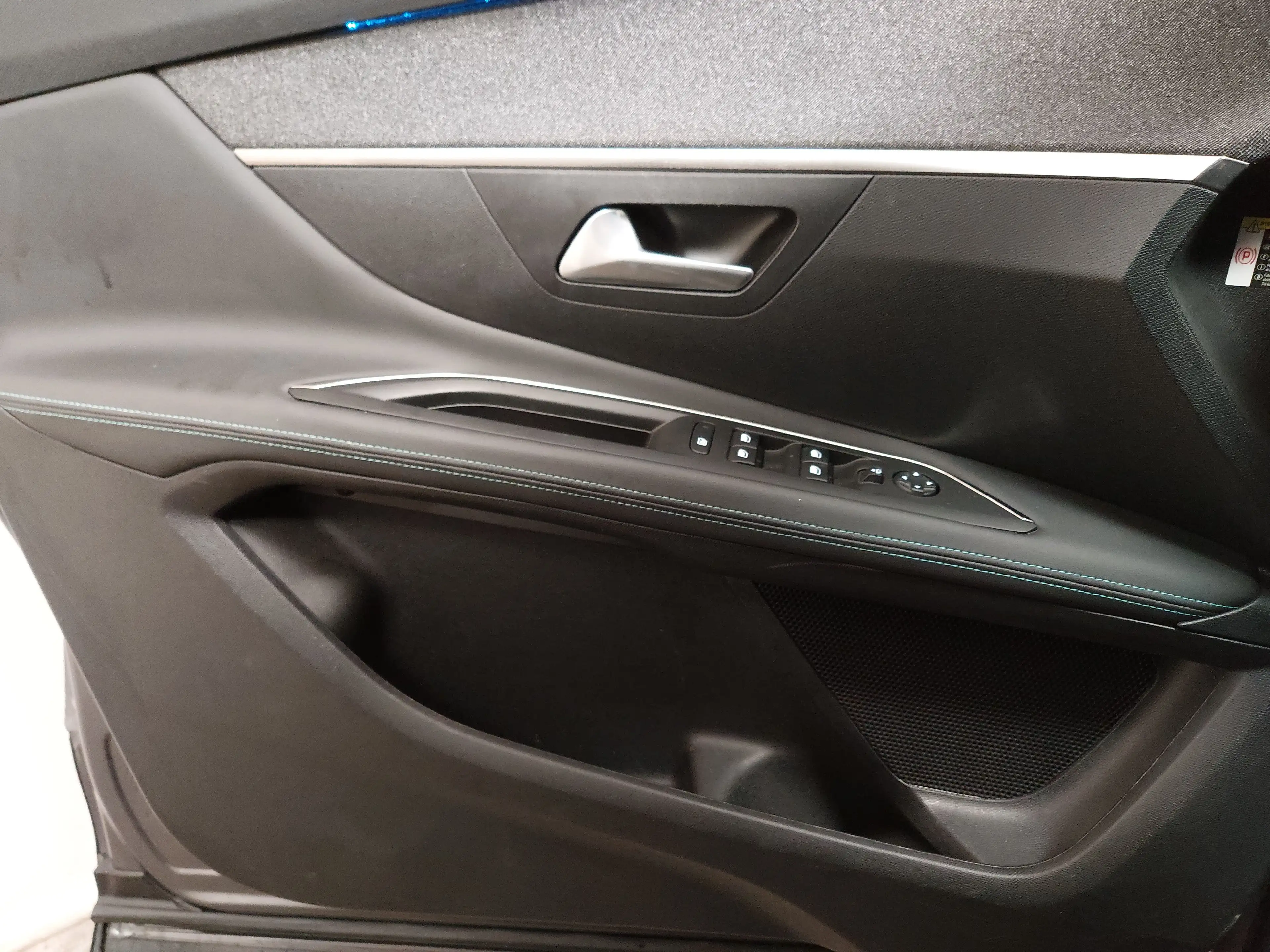 Peugeot 3008 Hybrid 225 T-Leder Navi LED — photo 5