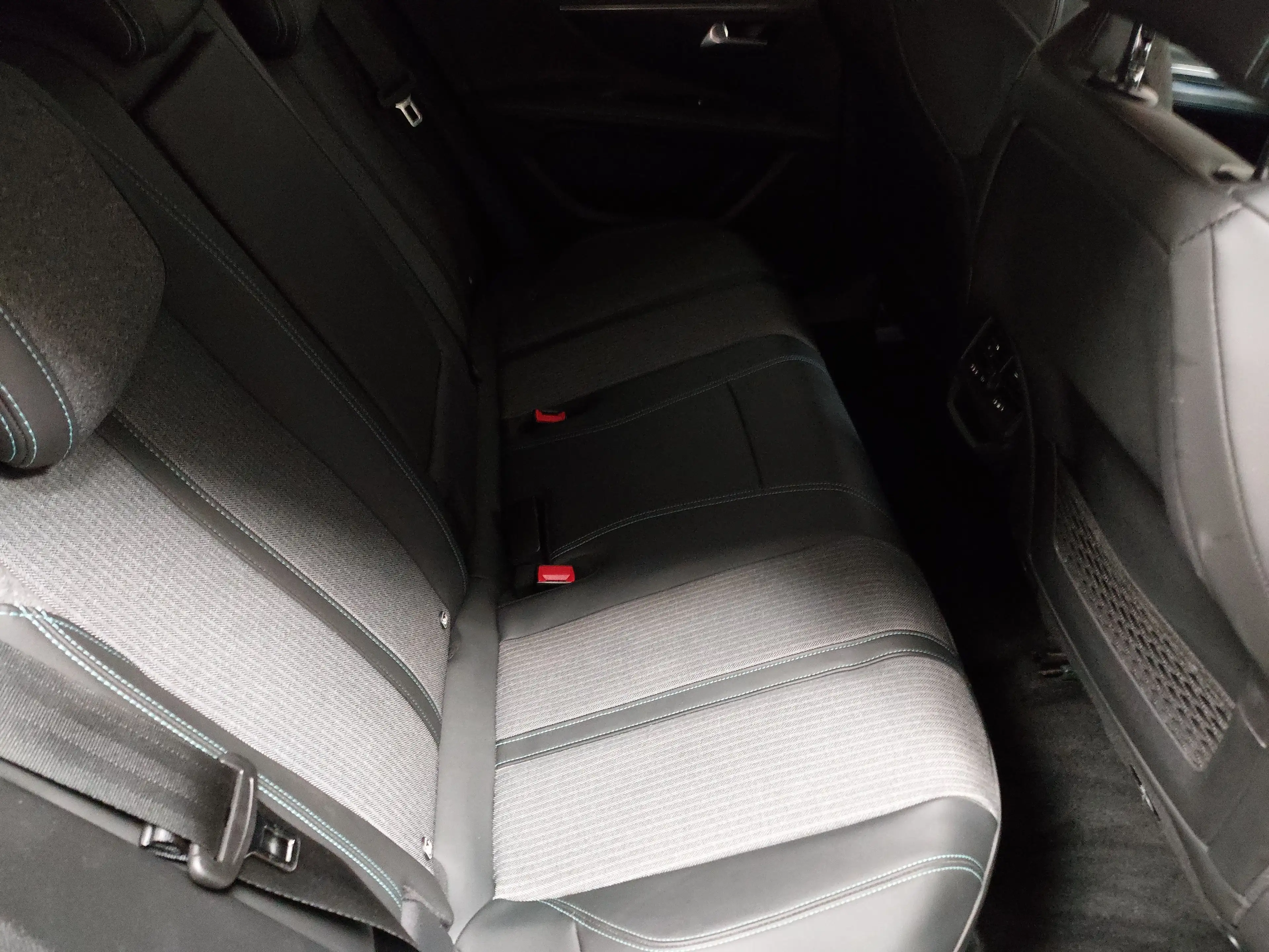 Peugeot 3008 Hybrid 225 T-Leder Navi LED — photo 12