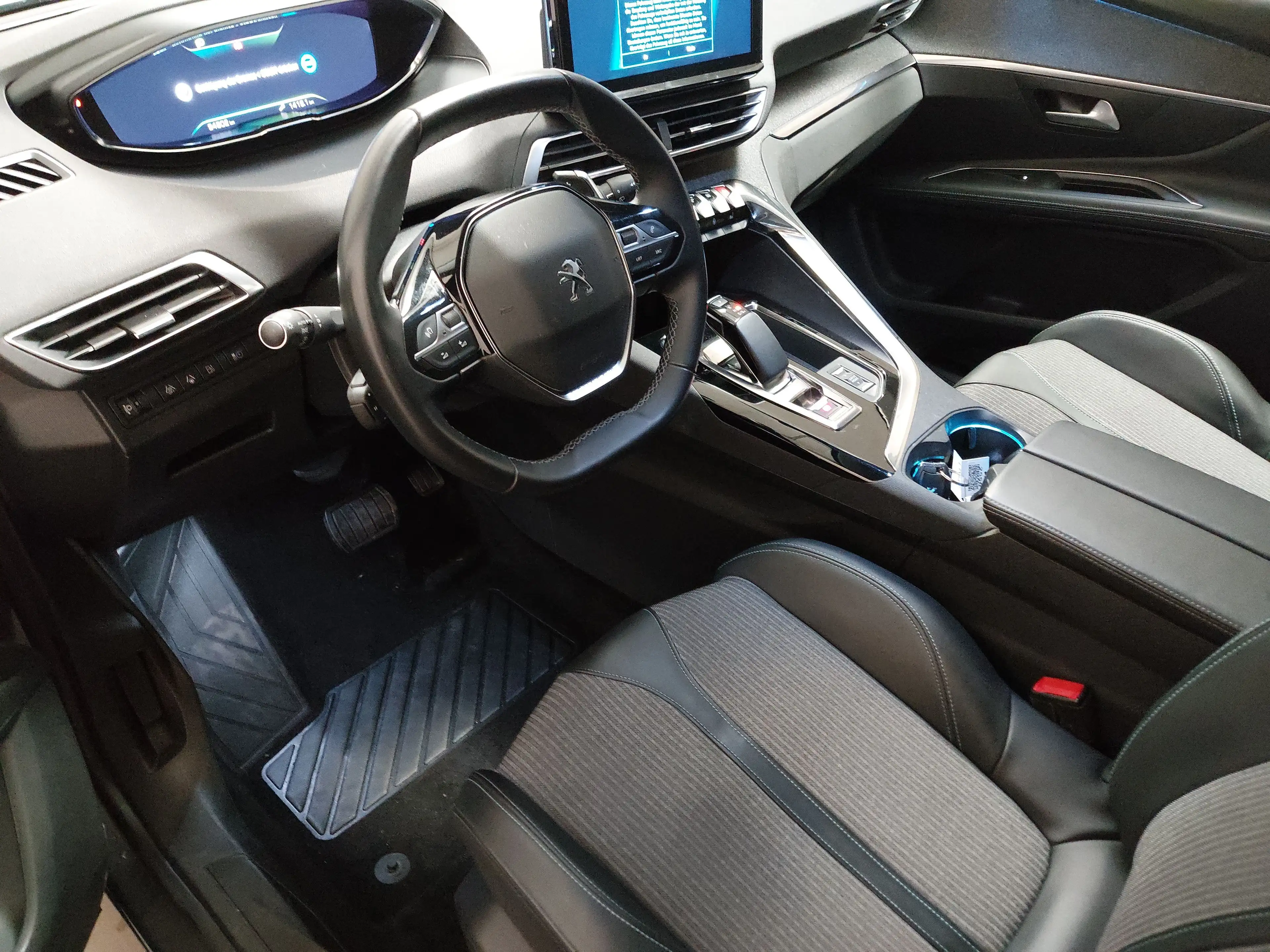 Peugeot 3008 Hybrid 225 T-Leder Navi LED — photo 6