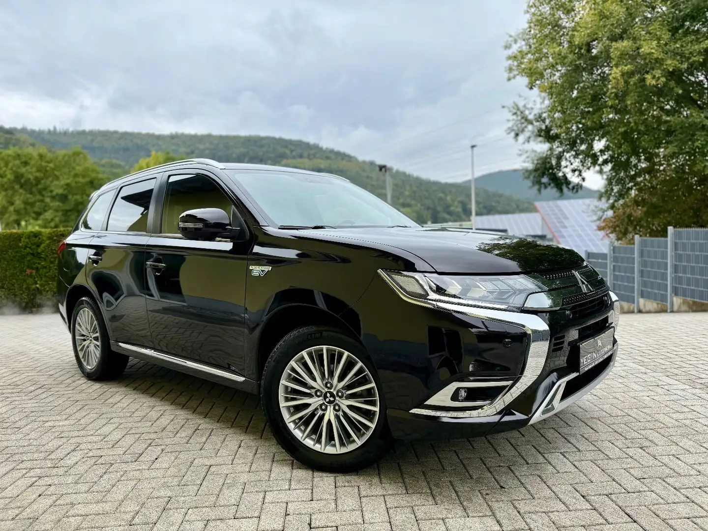 Mitsubishi Outlander 2.4 PHEV Intro Edition 4WD Kamera-LED Schwarz - 1