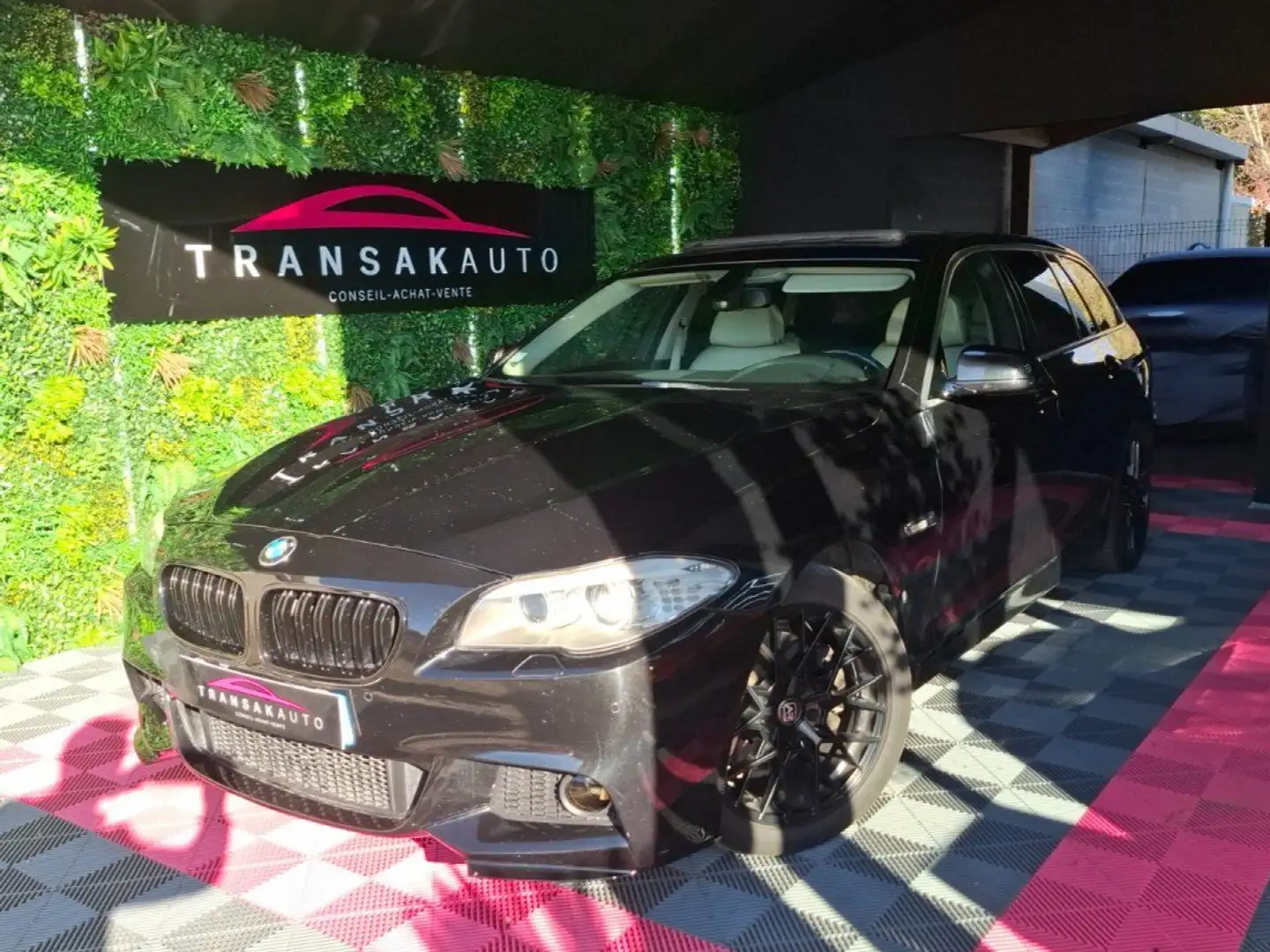 BMW 520 SERIE TOURING F11 520d 184 ch Luxe ~ Toit ouvrant / Panoramique ~ Sièges électriques à mémoire ~ Caméra de recul ~ Auto h Zwart - 1