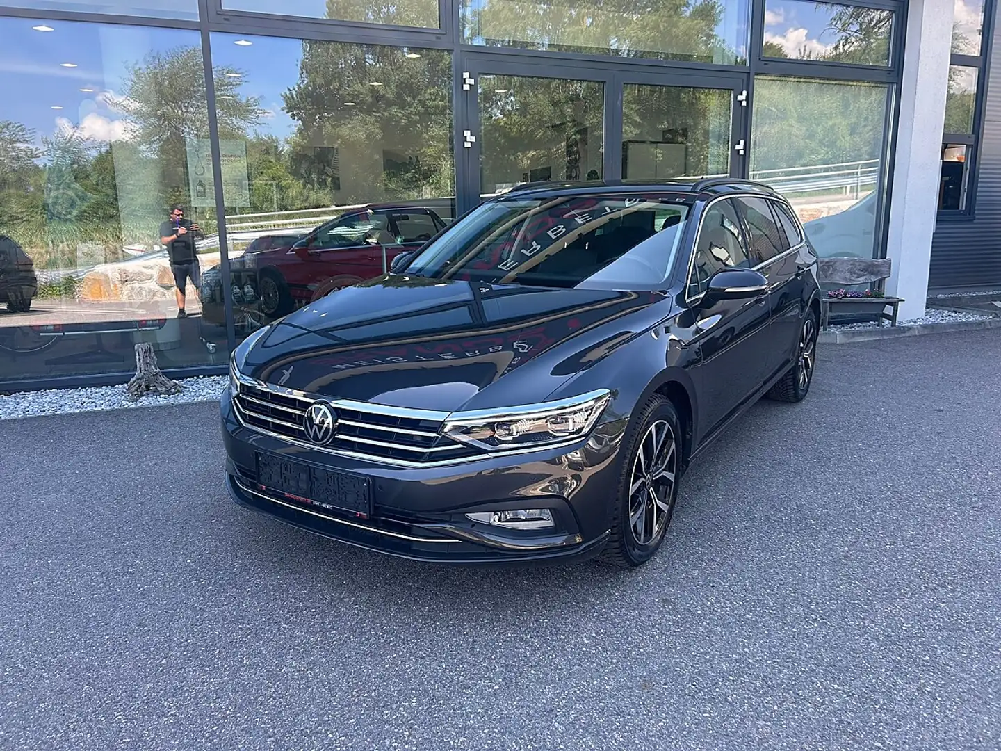 Volkswagen Passat Variant Business 2,0 SCR TDI DSG AHK Grau - 2