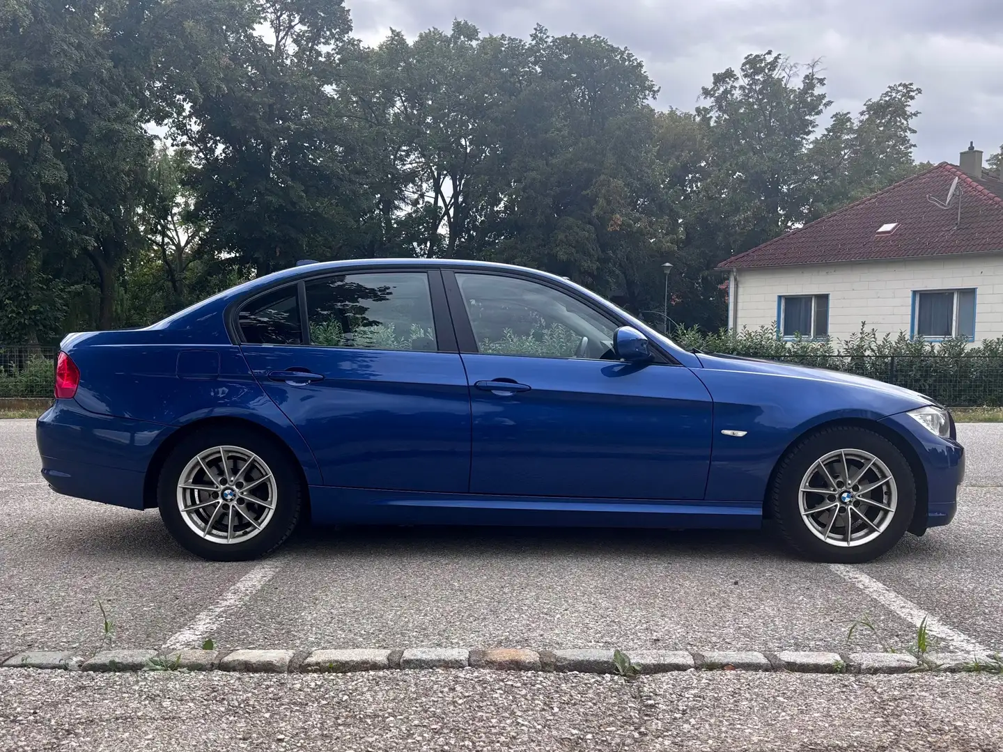 BMW 318 i Österreich-Paket | Servicegepflegt Blau - 2