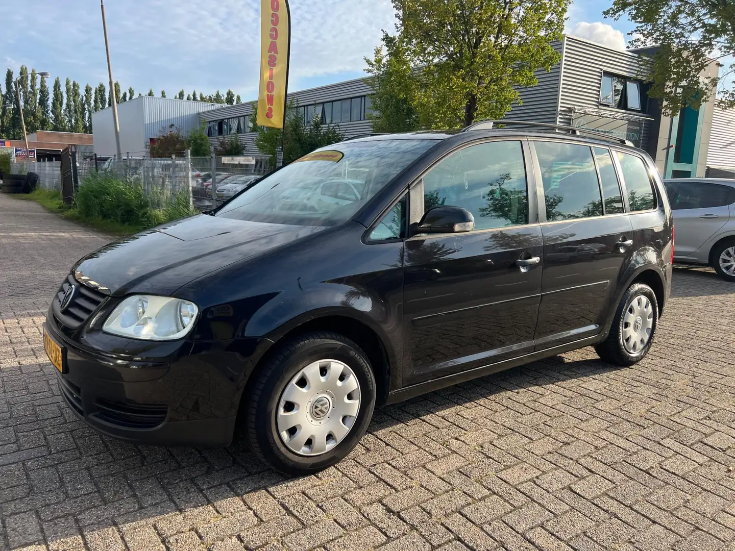 Volkswagen Touran 1.6-16V FSI Business - 7persoons Zwart - 2