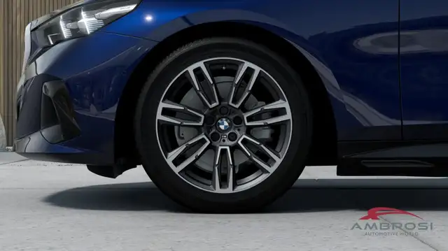 BMW 5 Series view 8