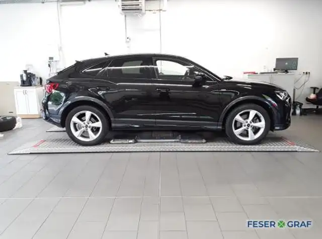 Audi Q3 view 5