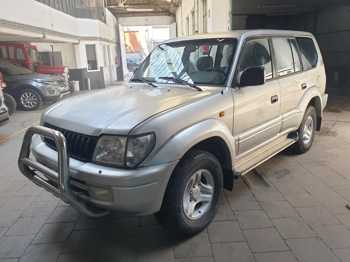 Toyota Land Cruiser 3.0 Turbo VIP Grijs - 1