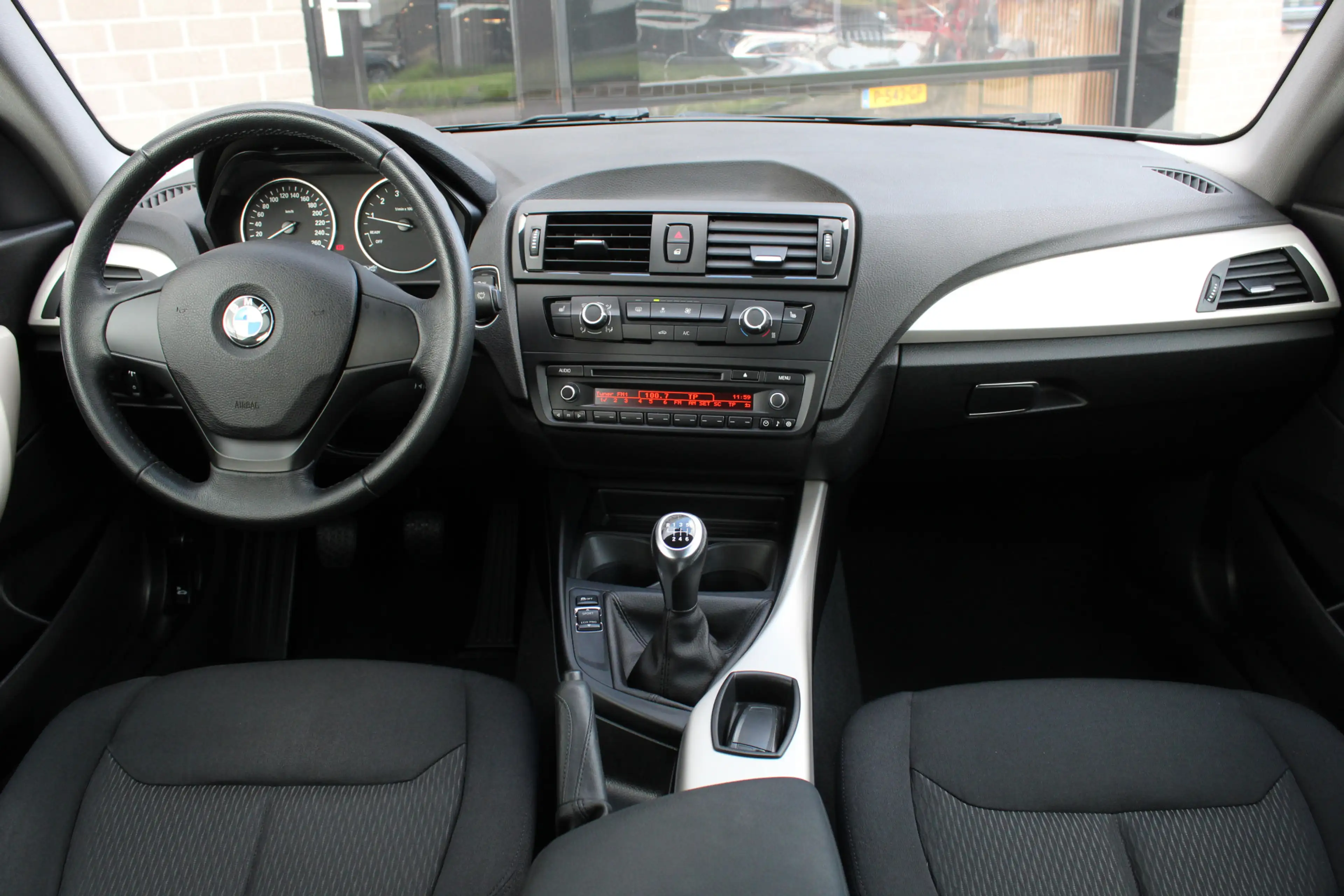 BMW 114 1-serie 114i EDE / PDC / Stoelverwarming / 17" LMV — photo 2