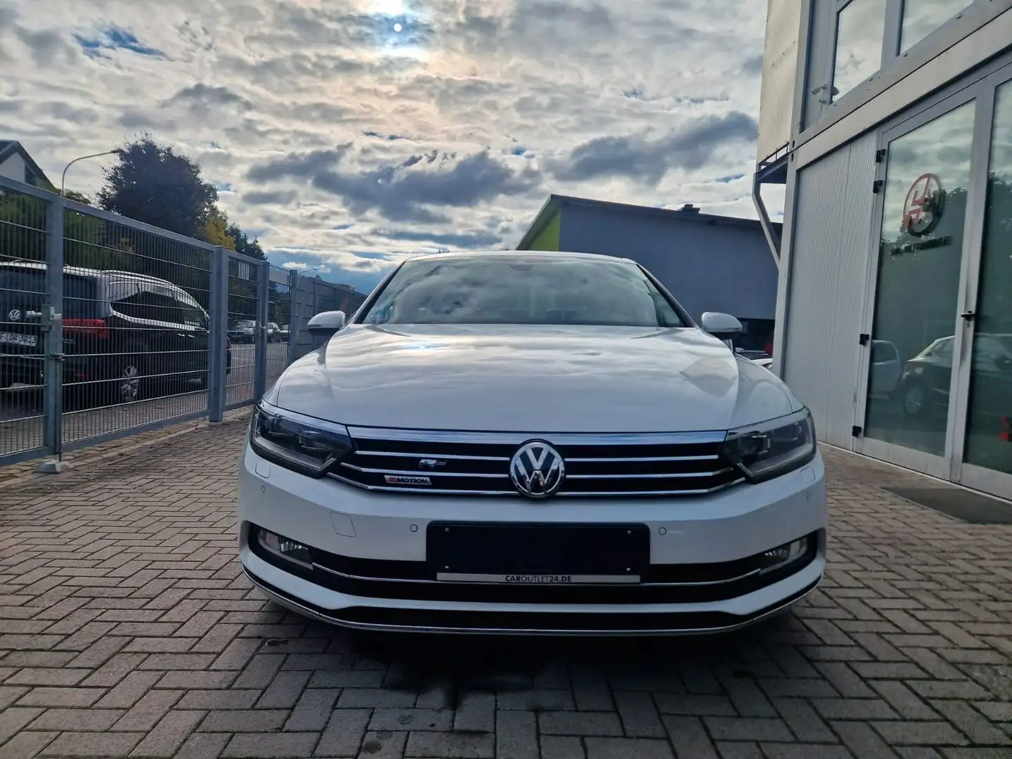 Volkswagen Passat Lim. Highline R-Line Start-Stopp 4Motion Weiß - 2