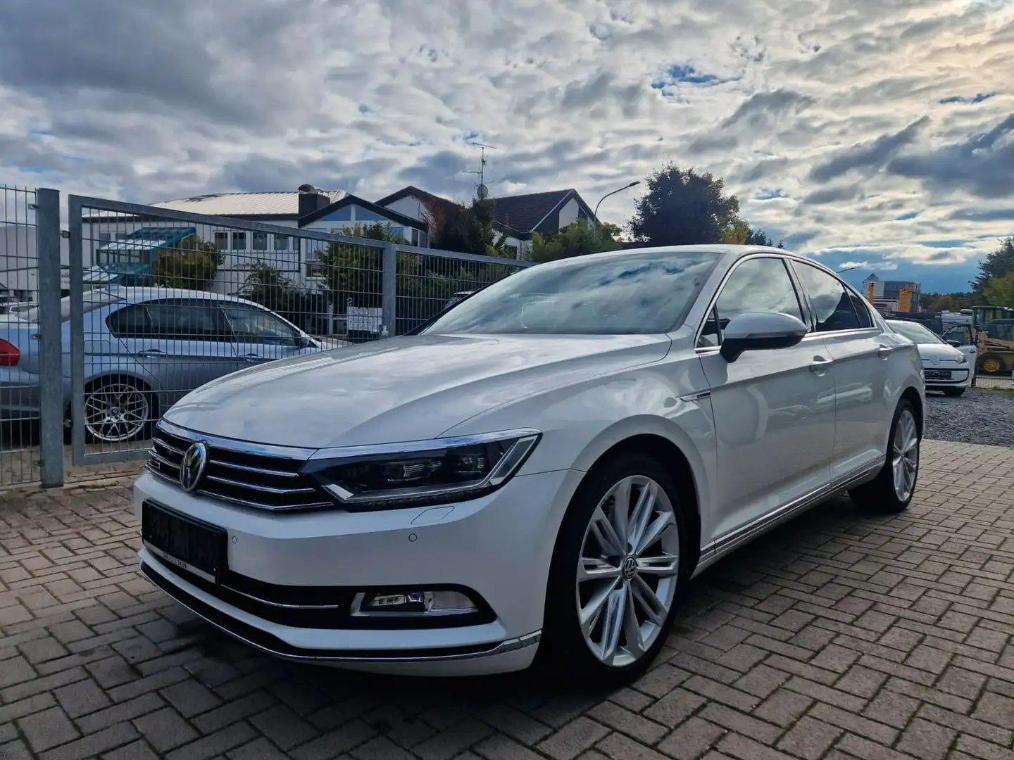 Volkswagen Passat Lim. Highline R-Line Start-Stopp 4Motion Weiß - 1