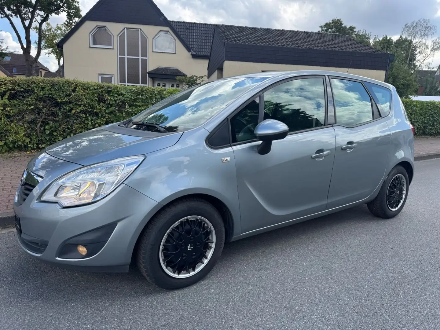 Opel Meriva B Edition Klima II. Hand EURO5 TÜV10/25 Silber - 1