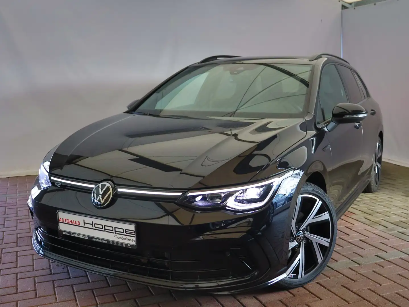 Volkswagen Golf VIII Variant R-Line 1.5 TSI DSG+NAVI+LED+RFK+ACC Zwart - 2