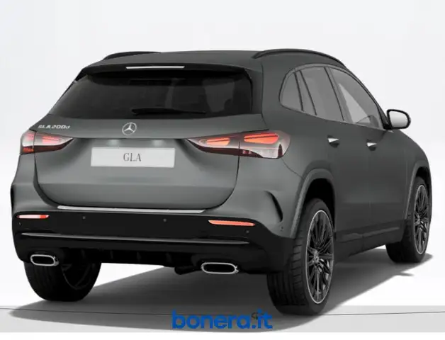 Mercedes-Benz GLA view 3