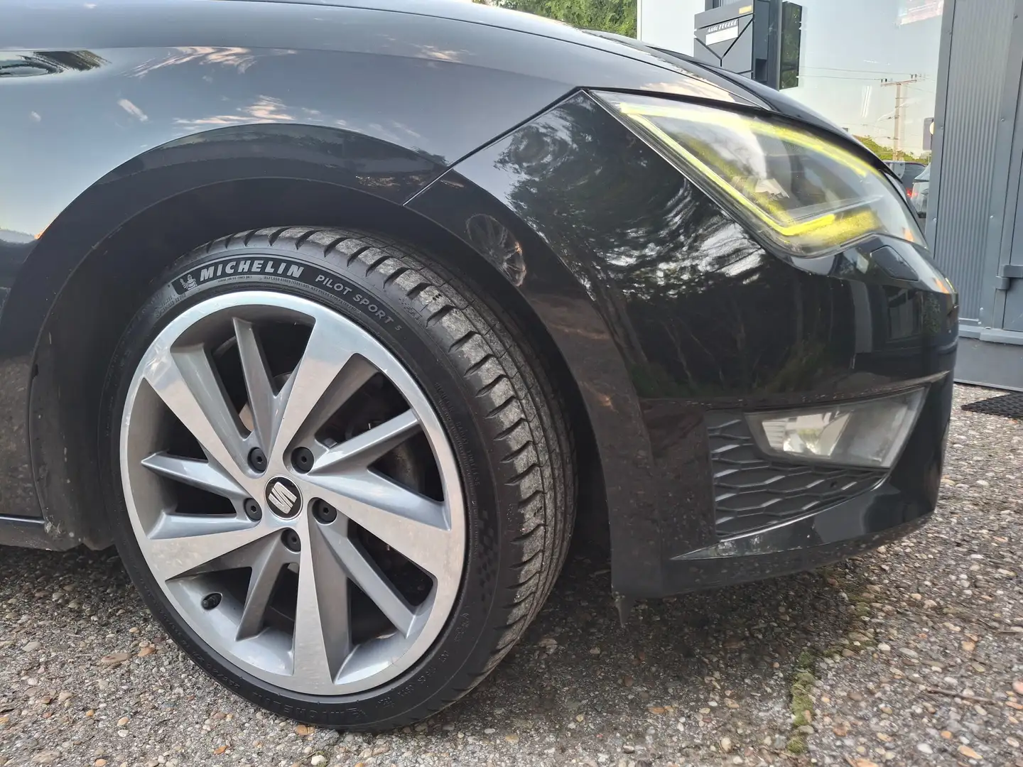 SEAT Leon FR *LESEN !! NEUWERTIG !! Michelin 18"NAVI uvm! Schwarz - 2