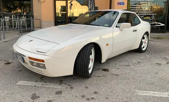 Porsche 944