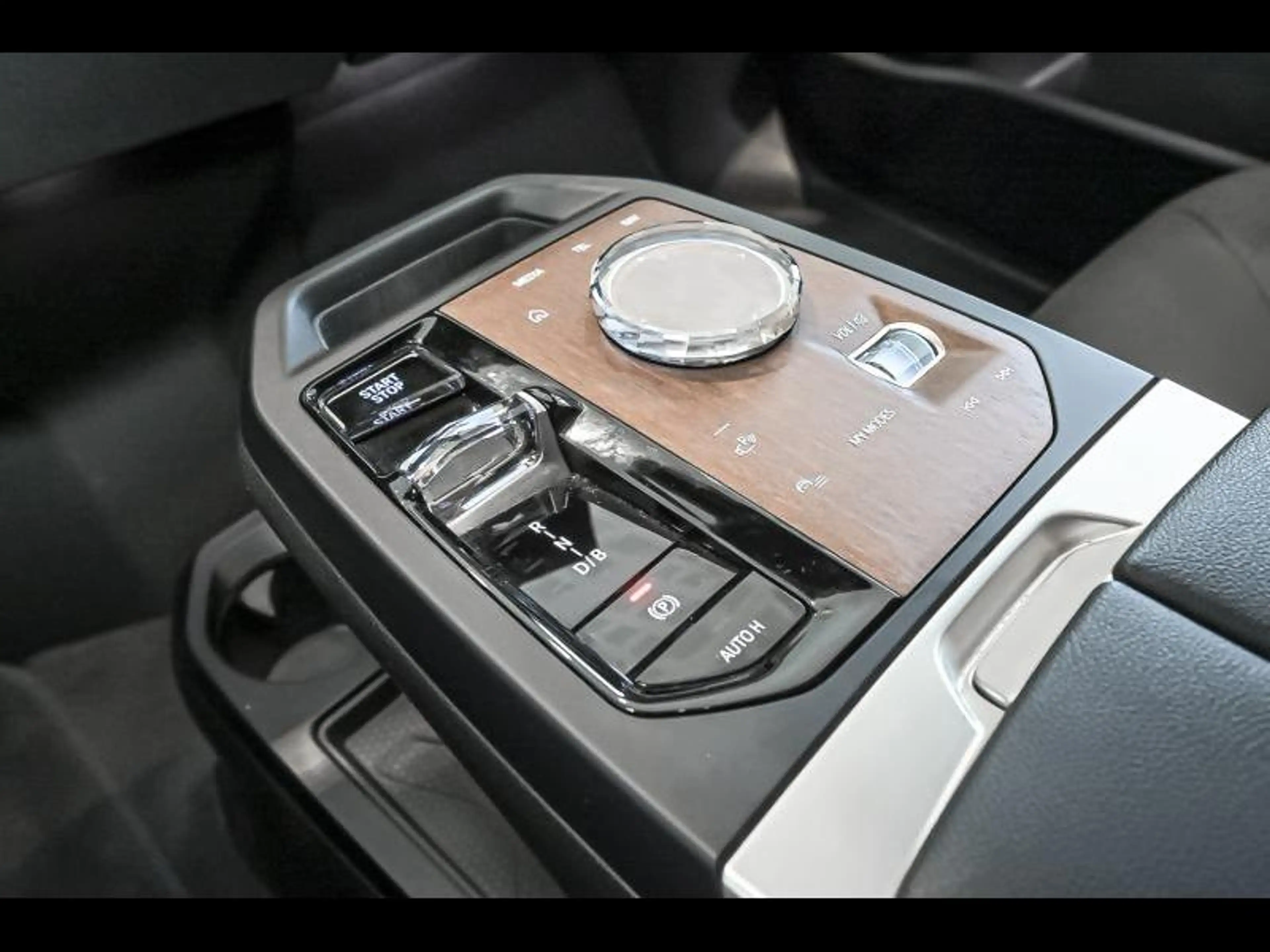 BMW iX xDrive50 - Sport — photo 9