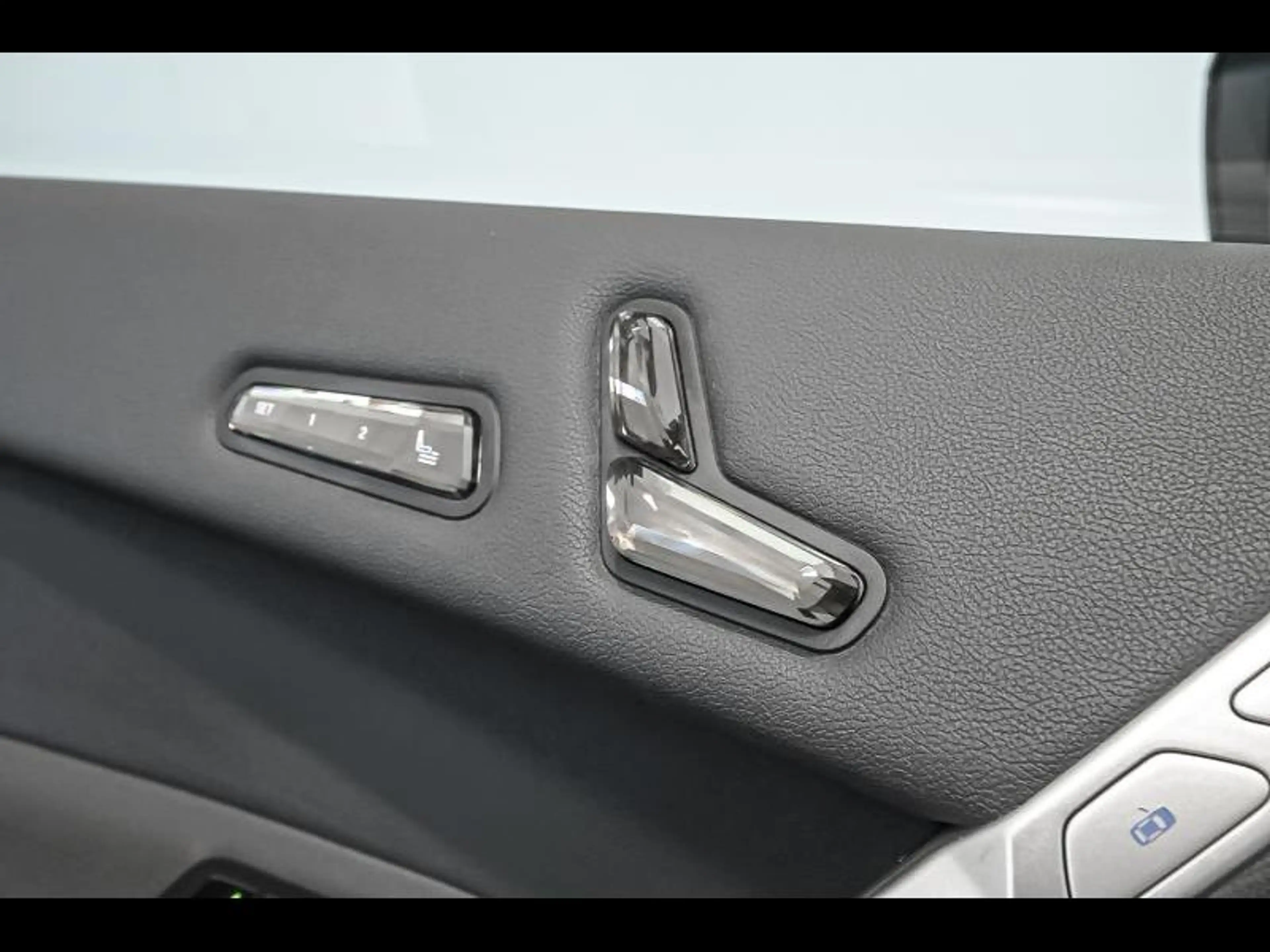BMW iX xDrive50 - Sport — photo 14