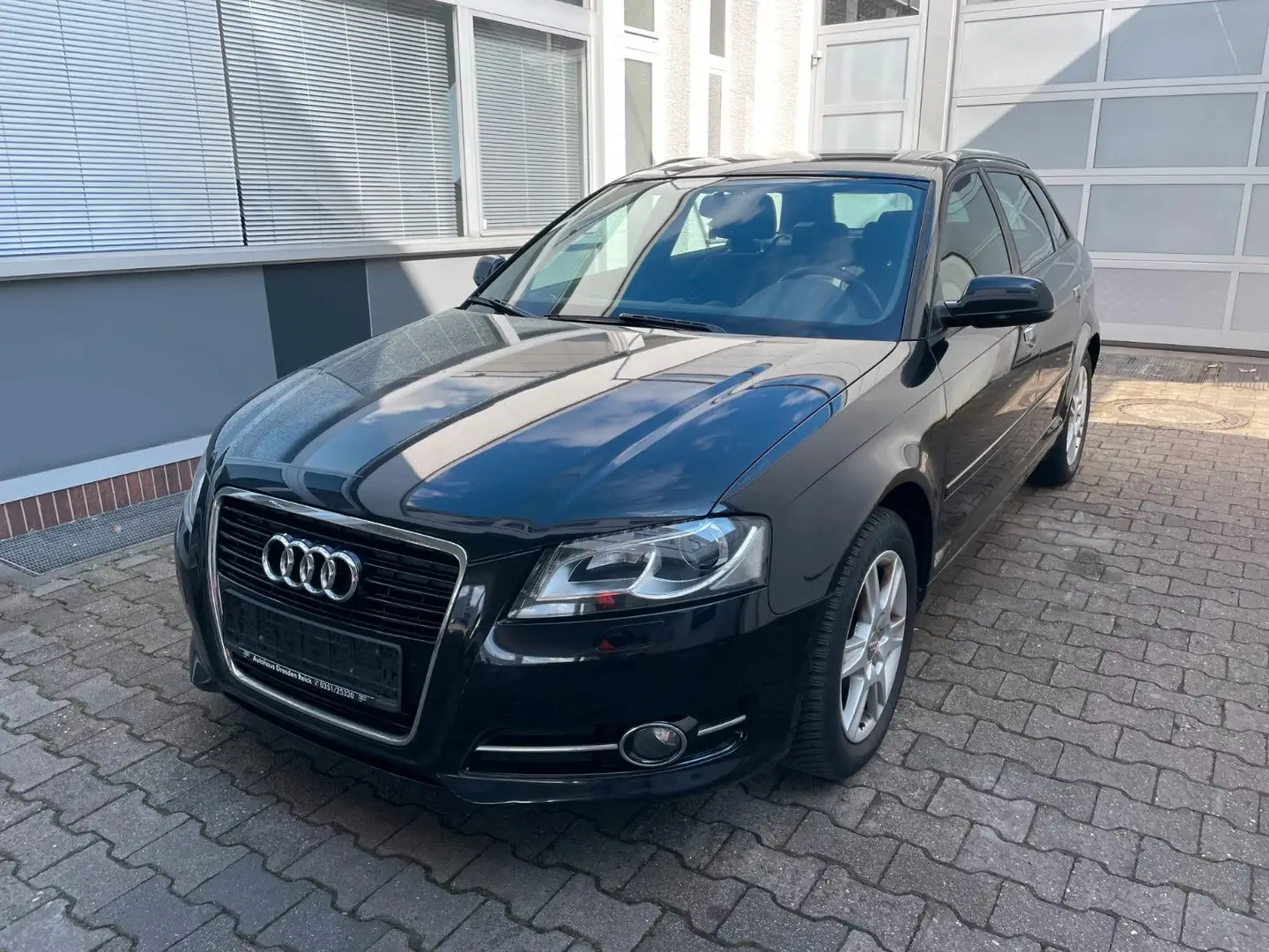 Audi A3 Sportback 1.6 TDI Attraction*SITZHEIZUNG* Schwarz - 1