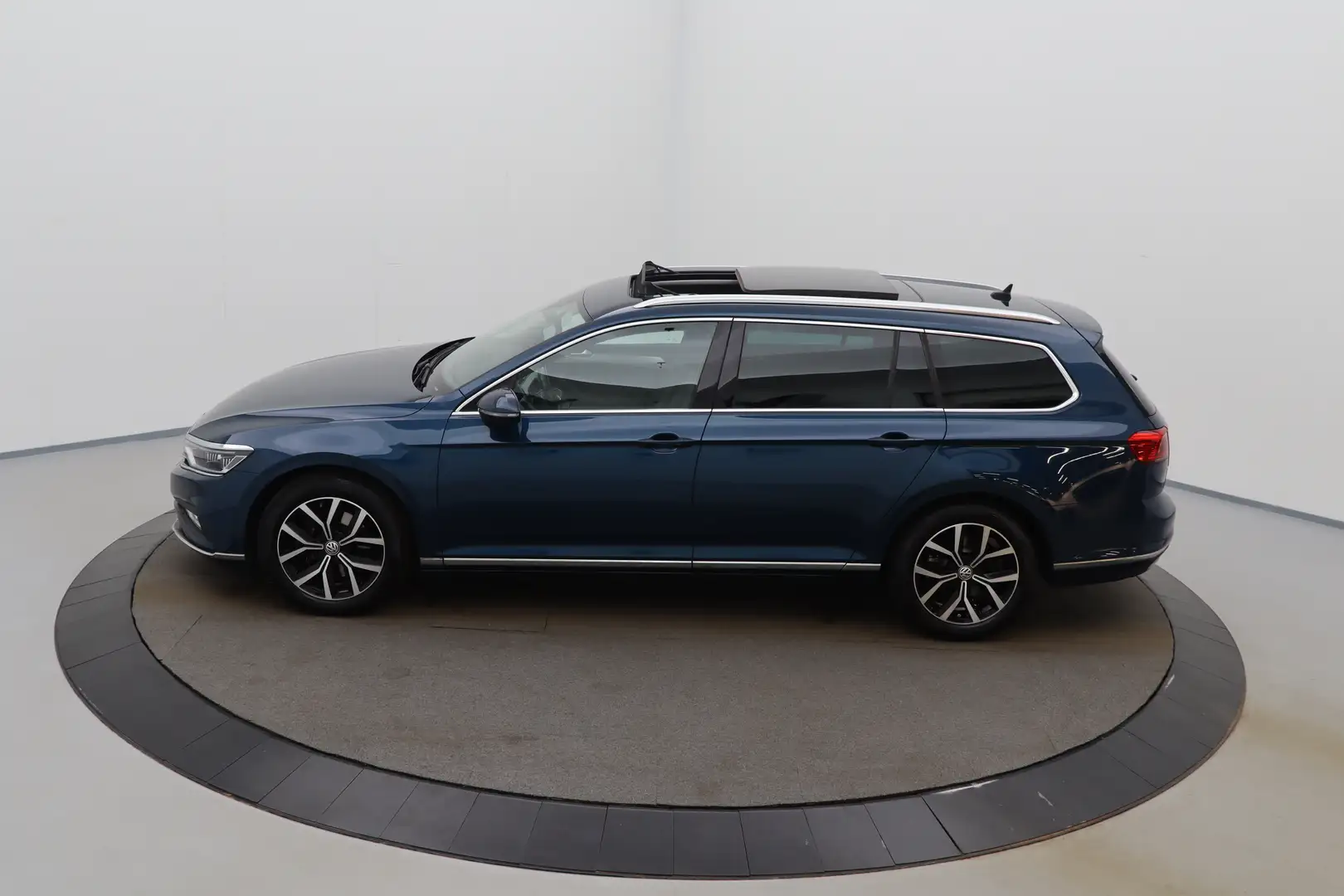 Volkswagen Passat Variant 2.0 TDi SCR Elegance Business DSG LEDER/ALCANTARA Bleu - 2