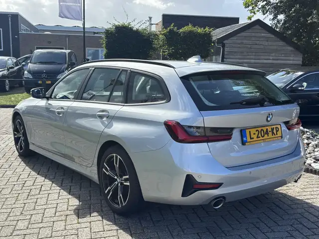 BMW 3 Series view 6