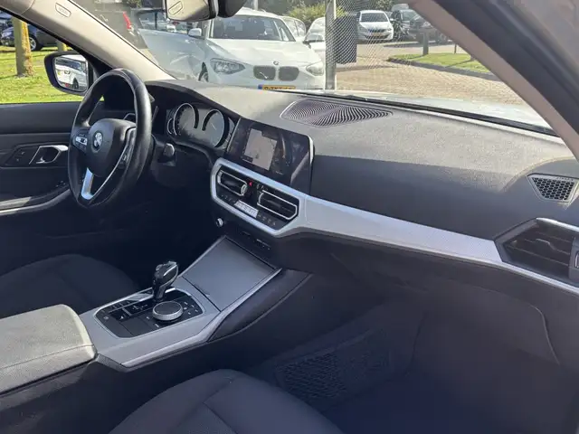 BMW 3 Series view 9