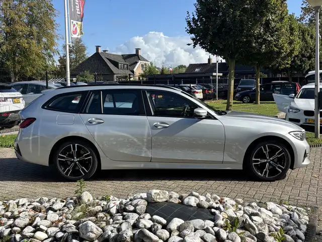 BMW 3 Series view 4