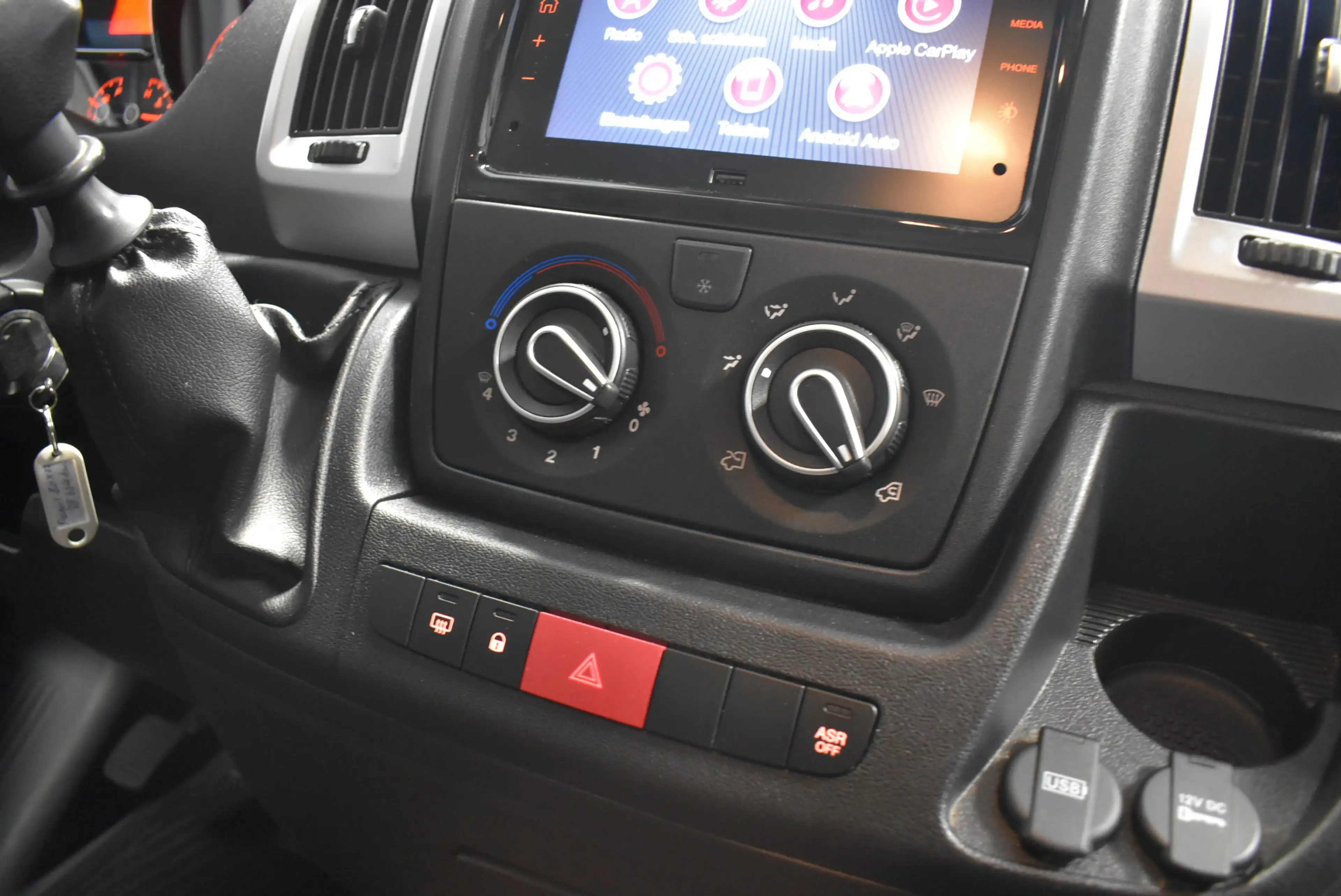 Peugeot Boxer 333 L2H2 BlueHDi 140 Carplay Kamera Temp — photo 9