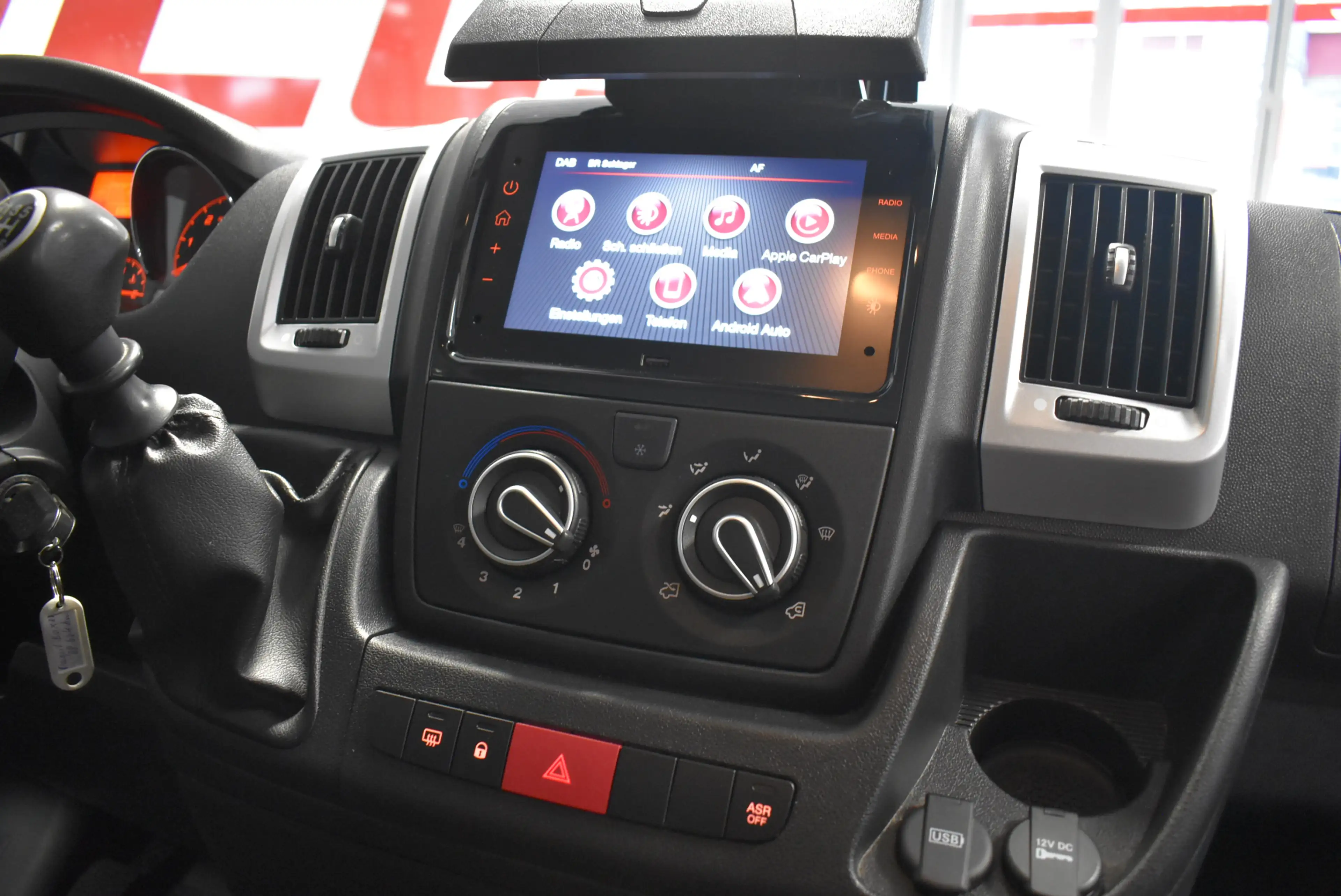 Peugeot Boxer 333 L2H2 BlueHDi 140 Carplay Kamera Temp — photo 7
