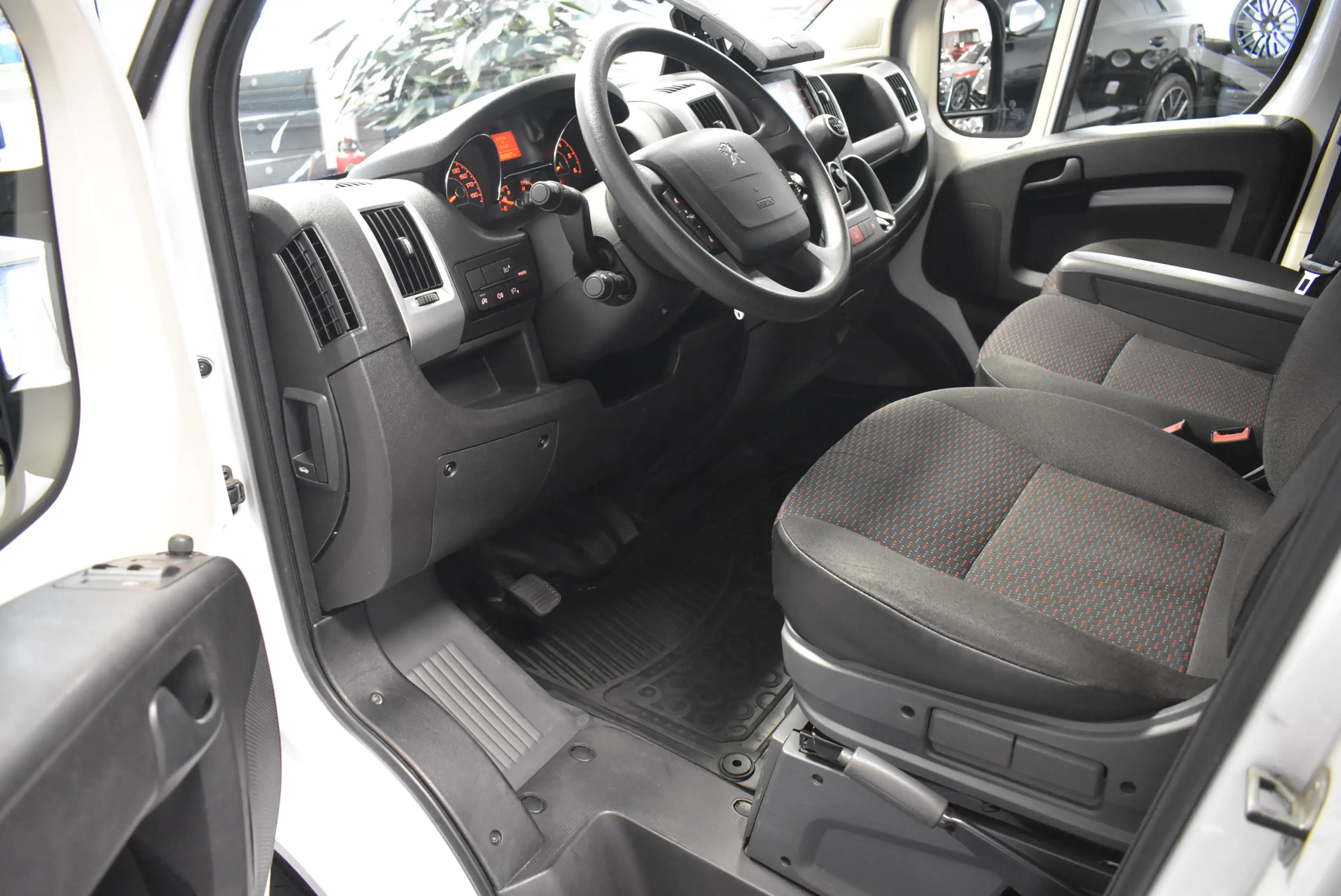 Peugeot Boxer 333 L2H2 BlueHDi 140 Carplay Kamera Temp — photo 5