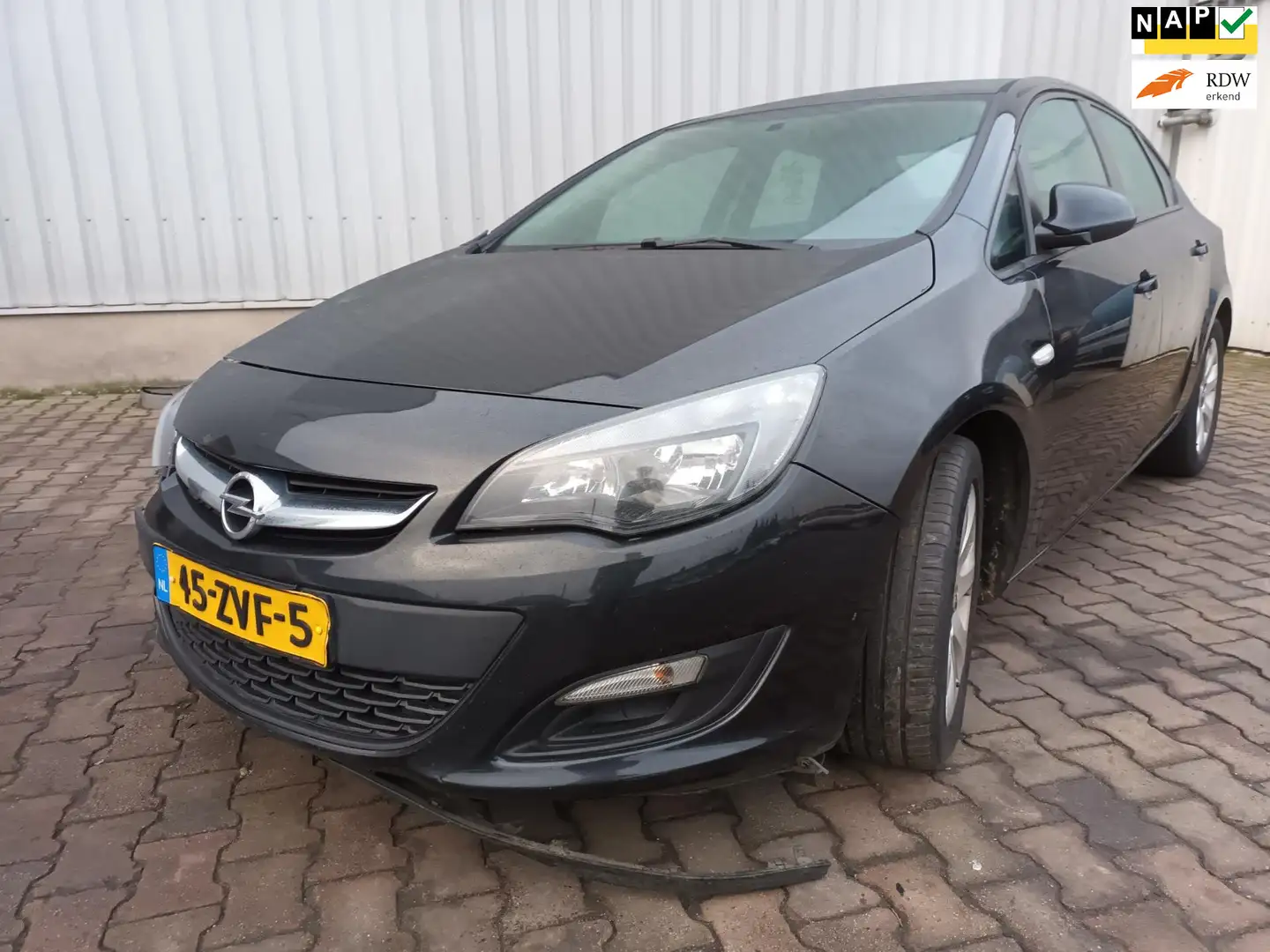 Opel Astra 1.7 CDTi S/S Business + SCHADEAUTO!! Zwart - 1