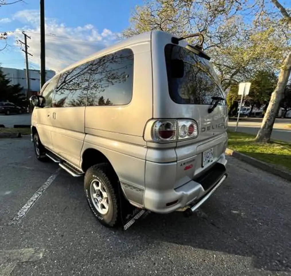 Mitsubishi Delica снимка Mitsubishi Delica