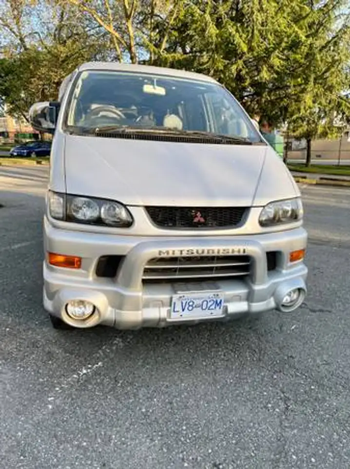 Mitsubishi Delica снимка Mitsubishi Delica