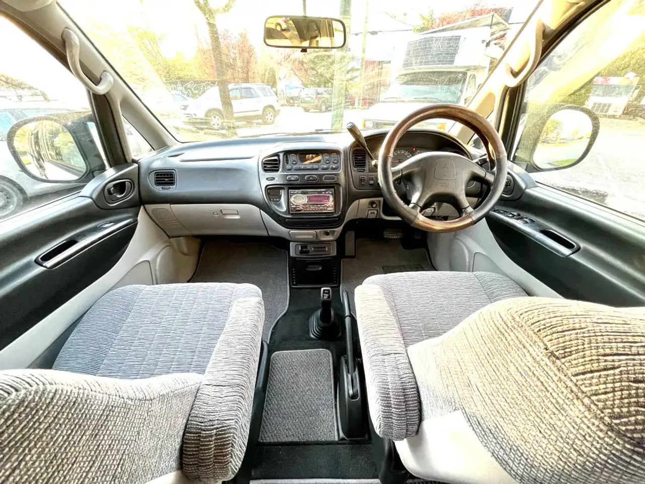 Mitsubishi Delica снимка Mitsubishi Delica