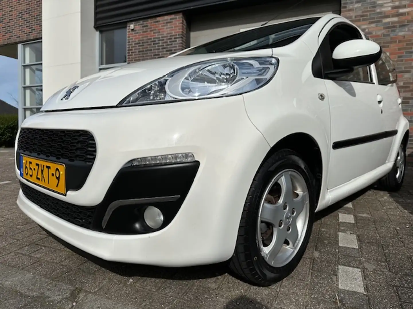 Peugeot 107 1.0 Sportium Geen afleverkosten! Airco  5 deurs Le Wit - 2