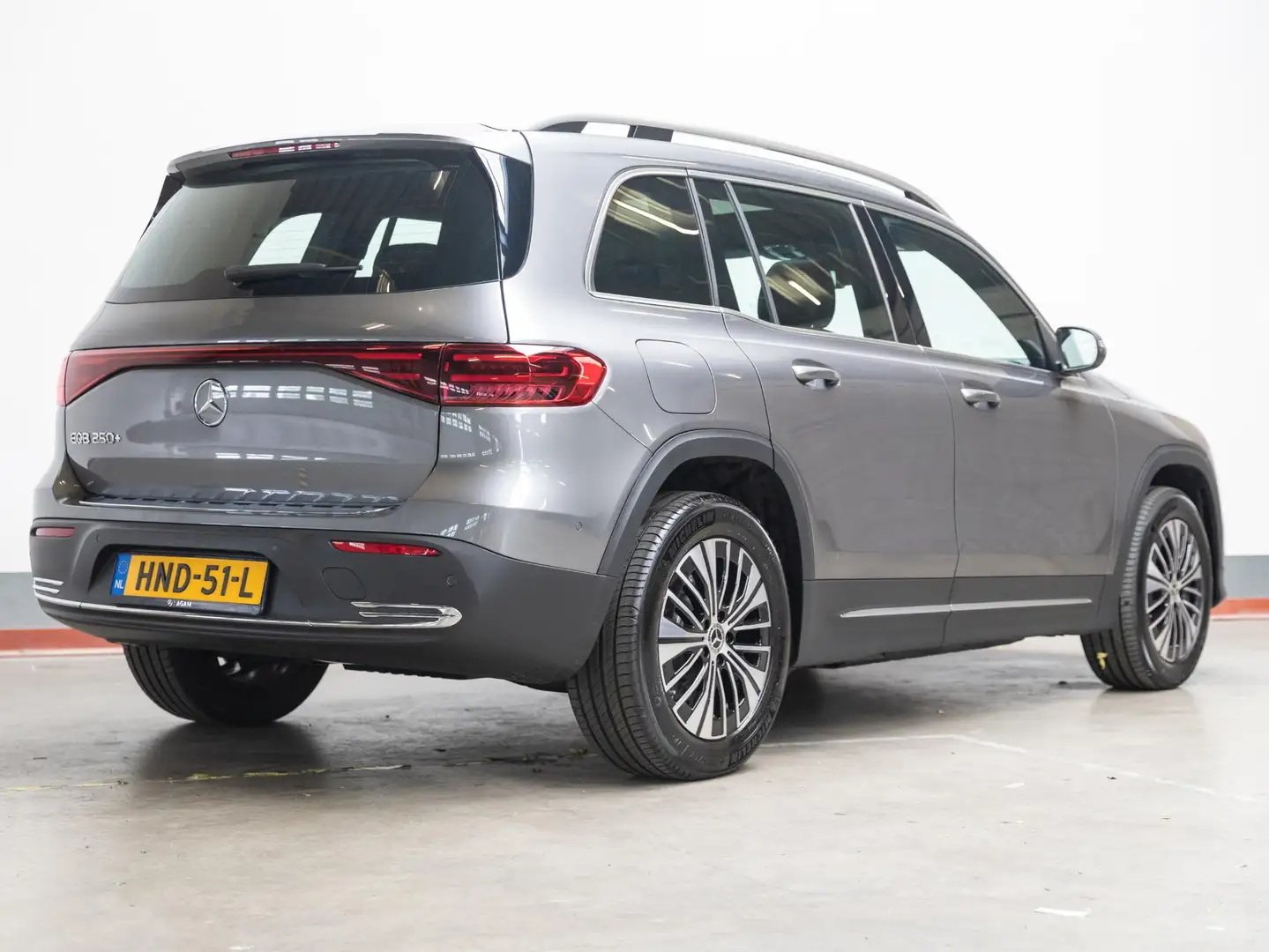 Mercedes-Benz EQB 250 250+ Business Line LIMITED Panorama dak Grijs - 2
