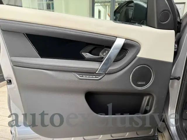 Land Rover Discovery Sport view 13