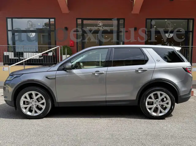 Land Rover Discovery Sport view 4