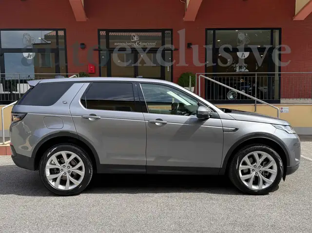Land Rover Discovery Sport view 2