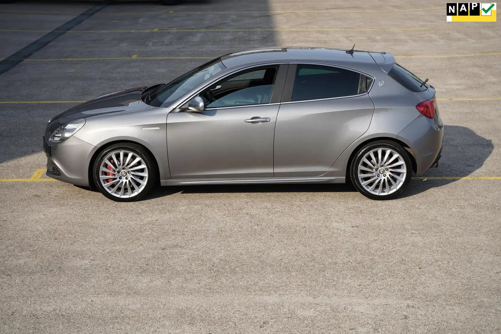Alfa Romeo Giulietta 1.7 TBi Quadrifoglio Verde Maserati Edition Grijs - 1