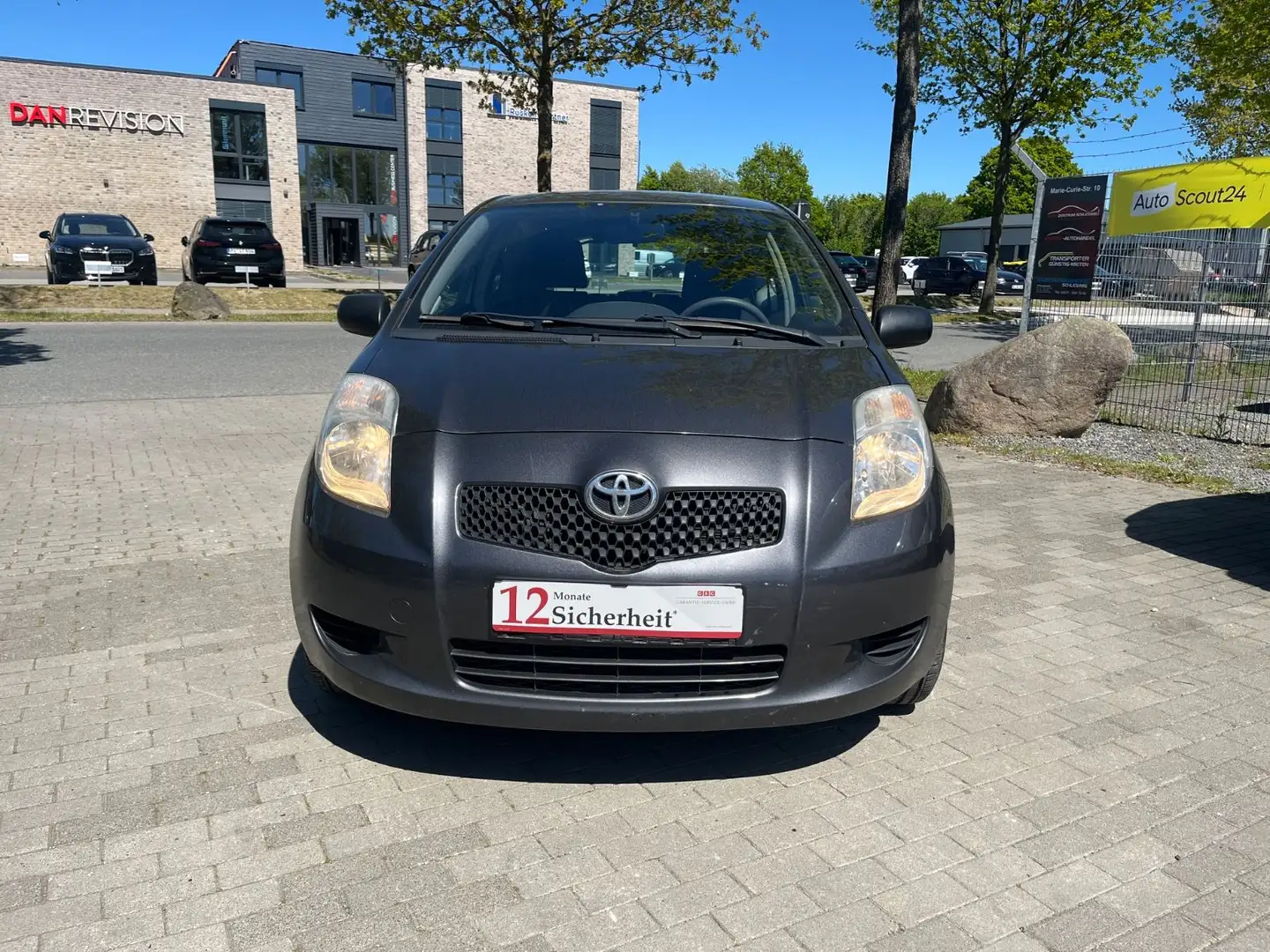 Toyota Yaris 1.0 Basis Klima Radio/CD 8-Fach bereift Grau - 2
