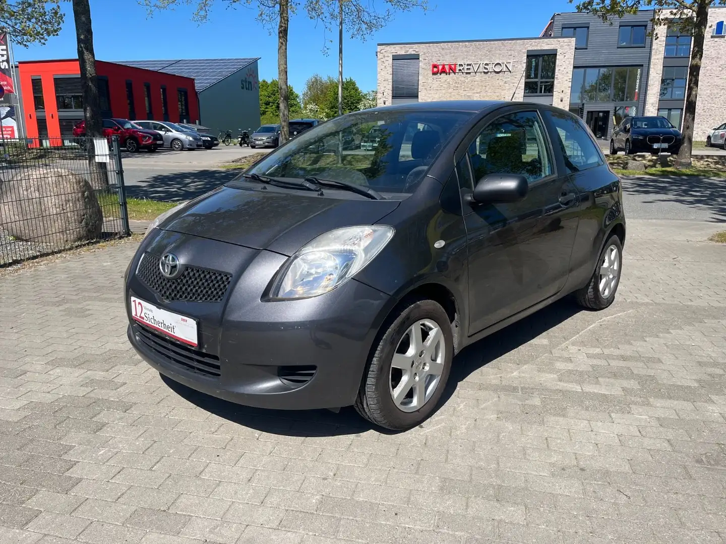 Toyota Yaris 1.0 Basis Klima Radio/CD 8-Fach bereift Grau - 1