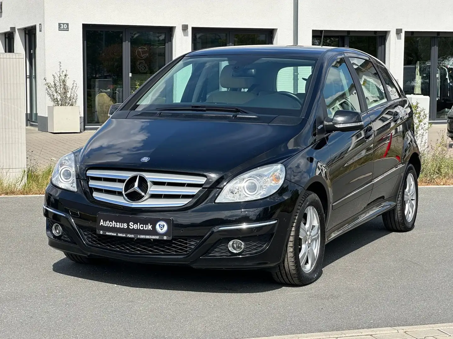 Mercedes-Benz B 180 NGT *Xenon*AHK*Klima*AHK*SHZ* Schwarz - 2