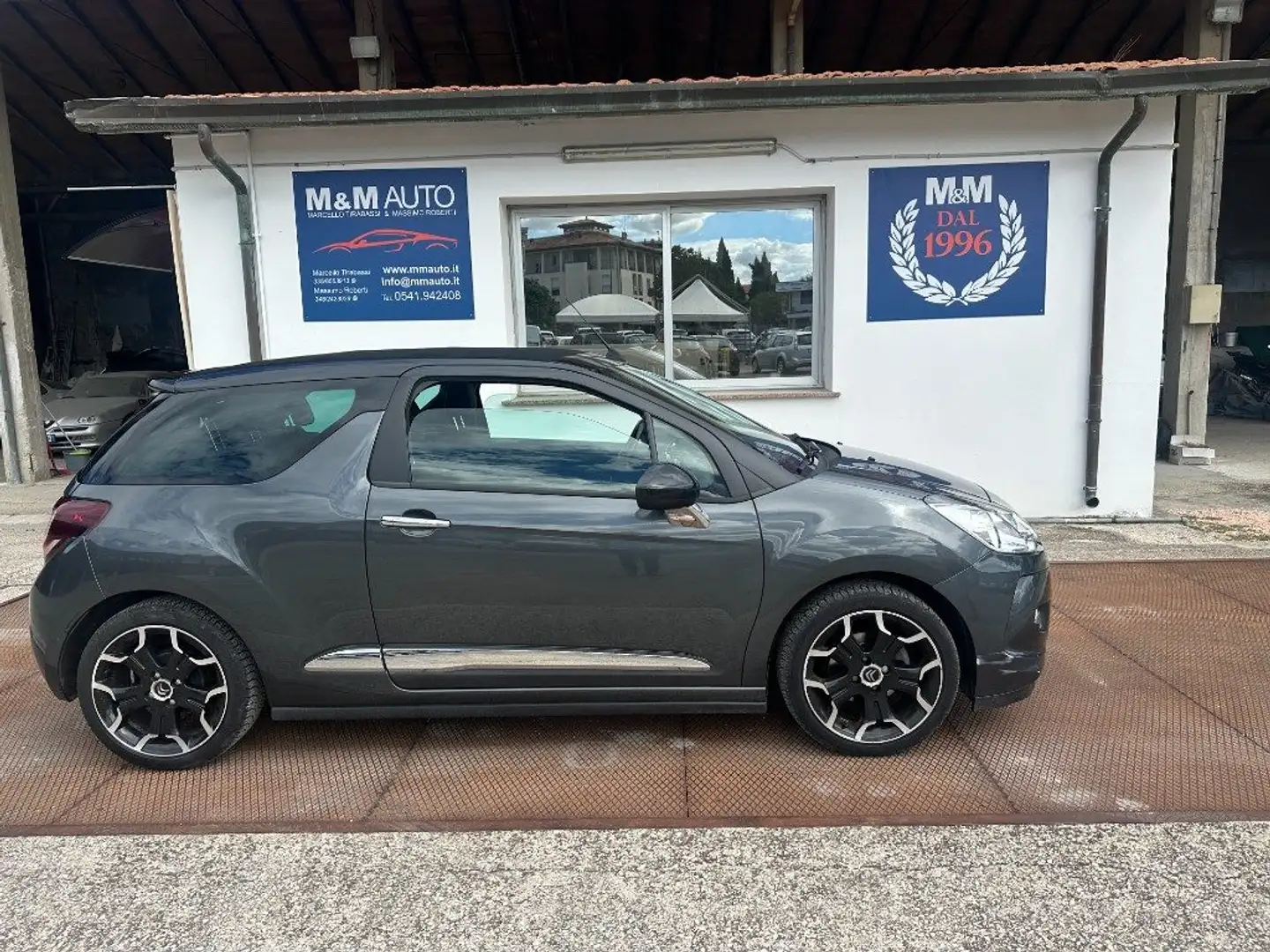 DS Automobiles DS 3 1.2 VTi 82 So Chic Cabrio. NAVIG!!!!! Grau - 1