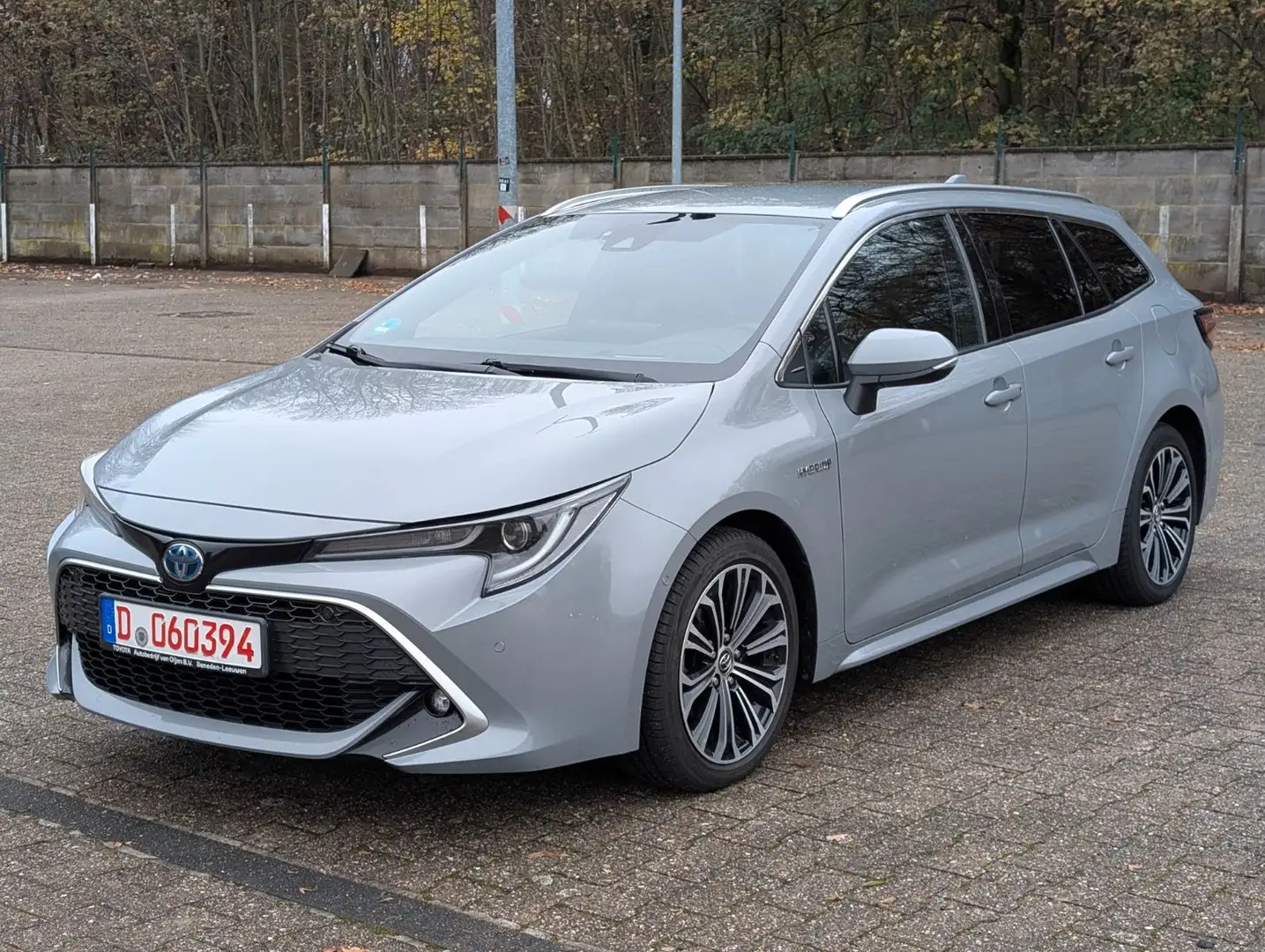 Toyota Corolla Touring Sports 1.8 Hybrid BusinessEd Grau - 1