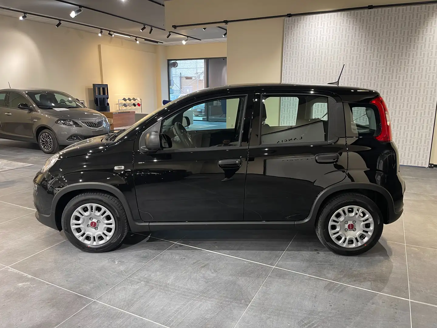 Fiat Panda 1.0 S&S FireFly Hybrid (Vari Colori) Zwart - 2