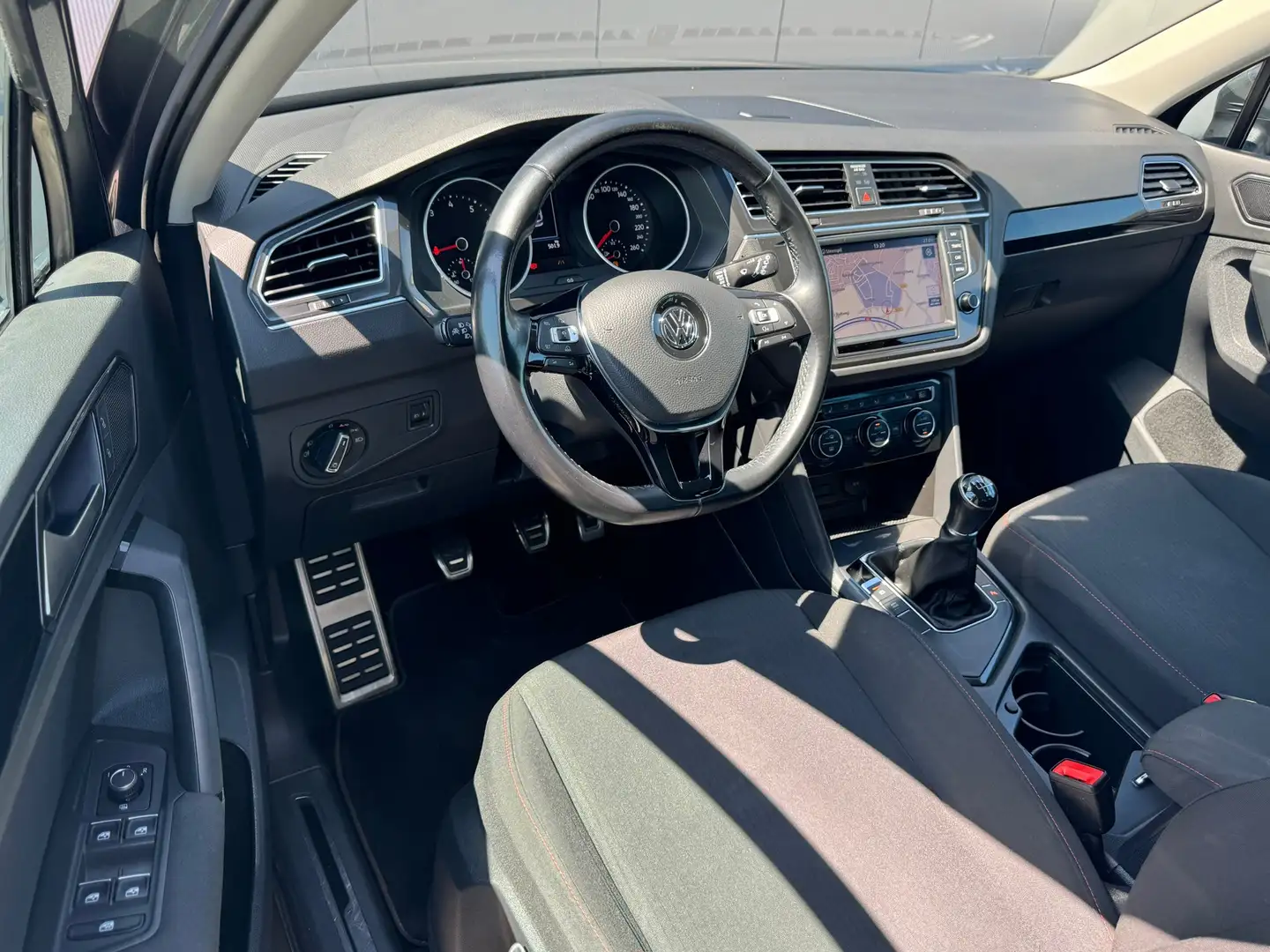 Volkswagen Tiguan 1.4 TSI Comfortline Business * AppleCarPlay * PDC Grijs - 2