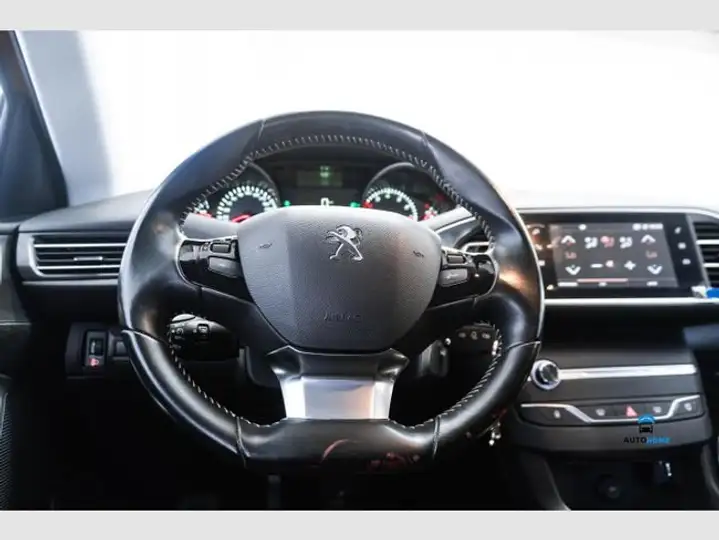 Peugeot 308 2020, foto 10