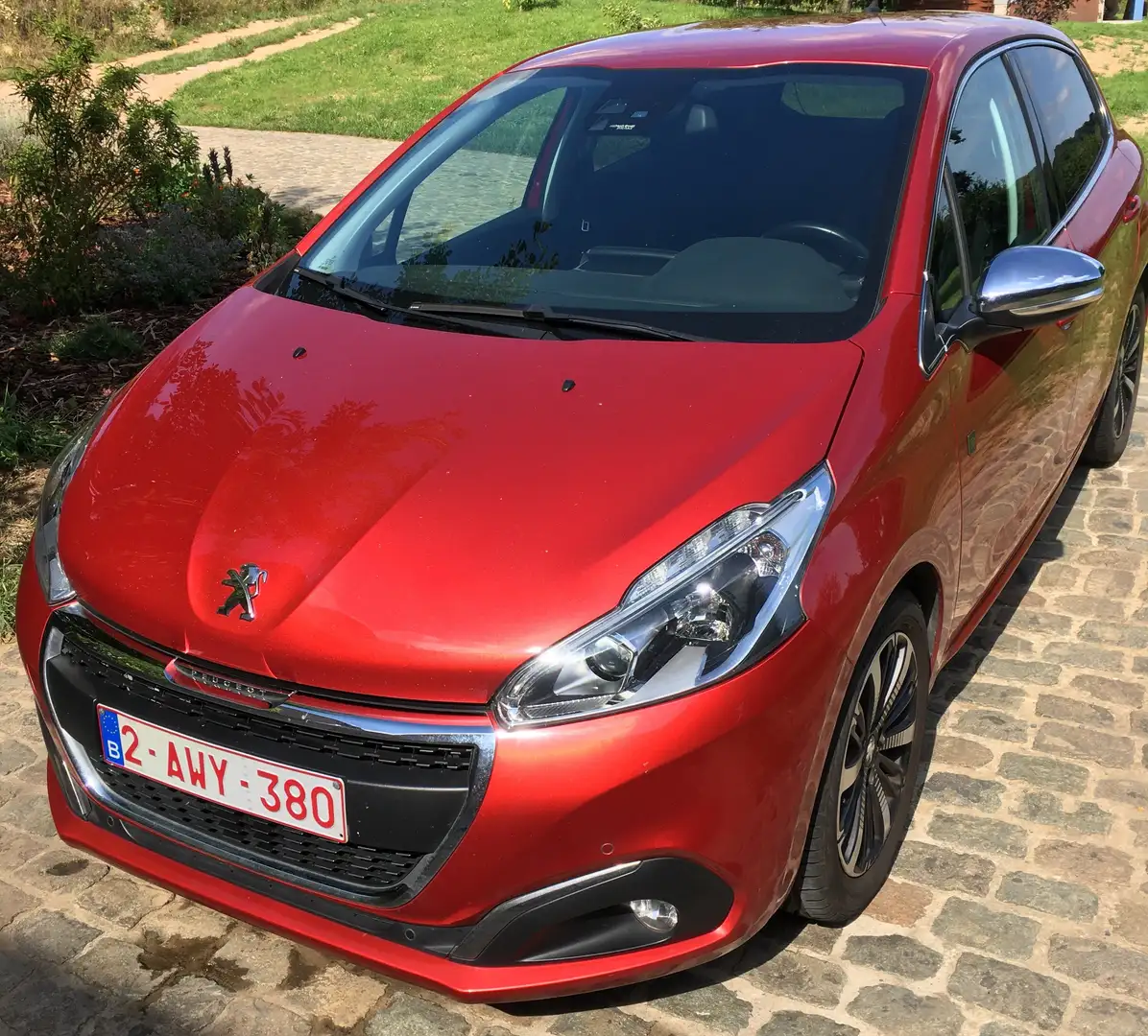 Peugeot 208 208 1.2 PureTech Tech Edition S Rood - 1